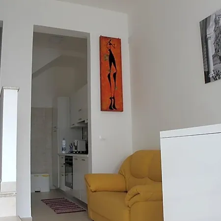 Agora-akrai 3*